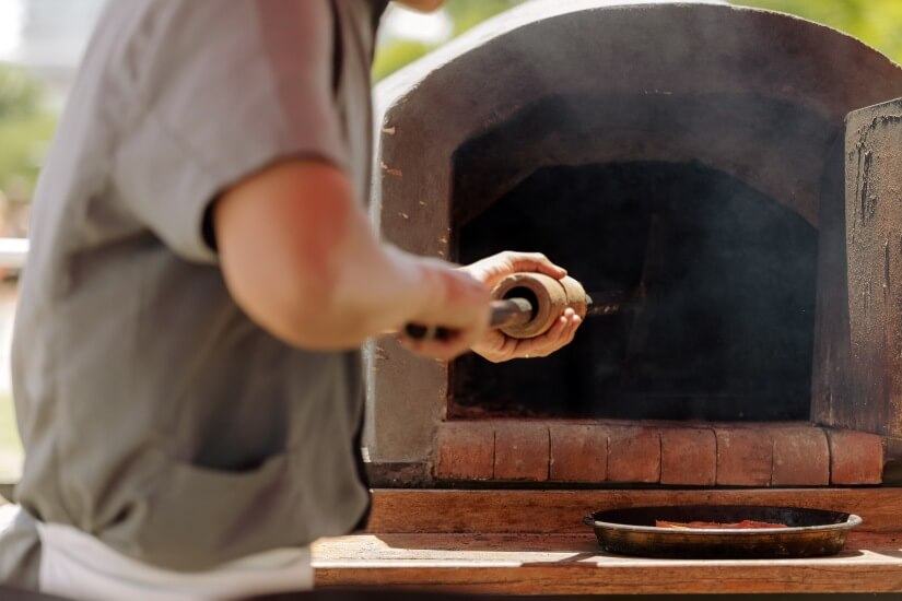 How to build an outdoor fireplace with a pizza oven