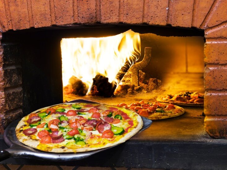 How to keep your outdoor pizza oven clean?